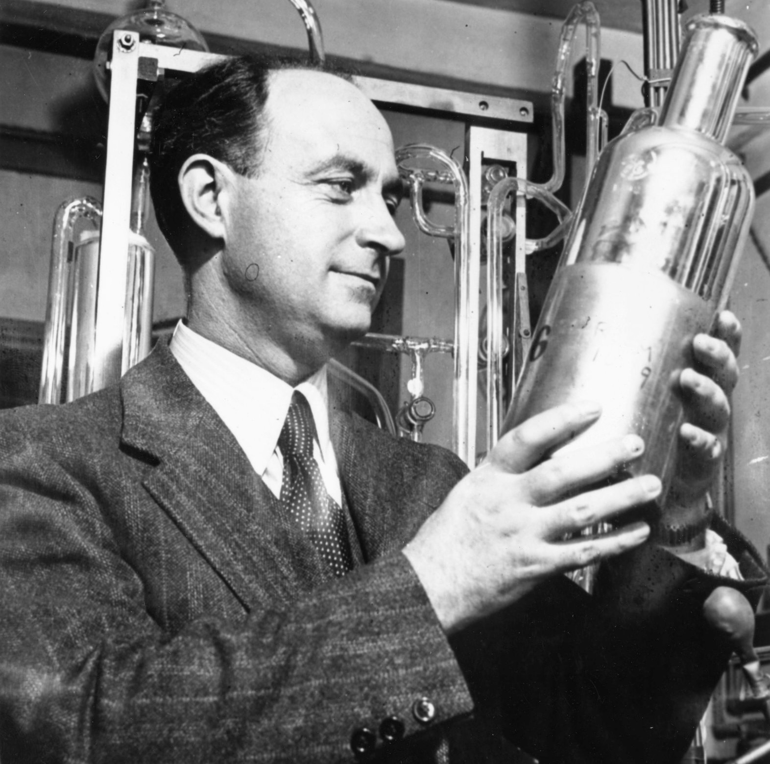 Bar chart showing hallucination counts across models and prompting methods
